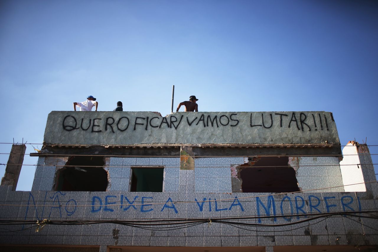 Families in Rio's Vila Autódromo favela have protested the demolition of their homes for Olympics-related construction with slogans like this one: "I want to stay/Let's fight!"