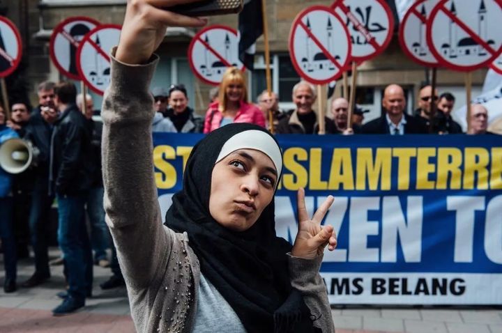 Zakia Belkhiri decided to literally grin and bear it after members of Vlaams Belang turned up at the Muslim Expo in Antwerp 