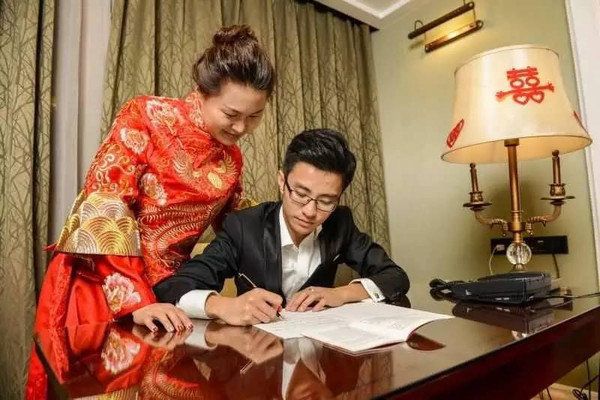 Hand copying the Chinese constitution left newlyweds Li Yunpeng and Chen Xuanchi "with fond memories on their wedding night," their employer said.