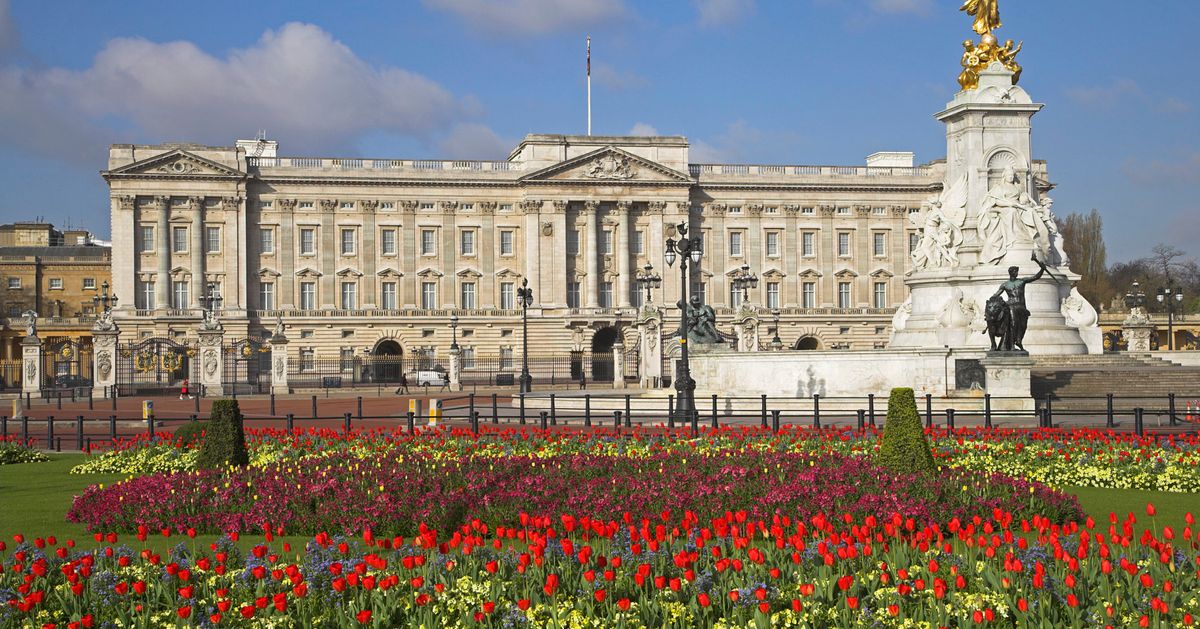 Buckingham Palace Break In: Man Arrested After Scaling Wall | HuffPost ...