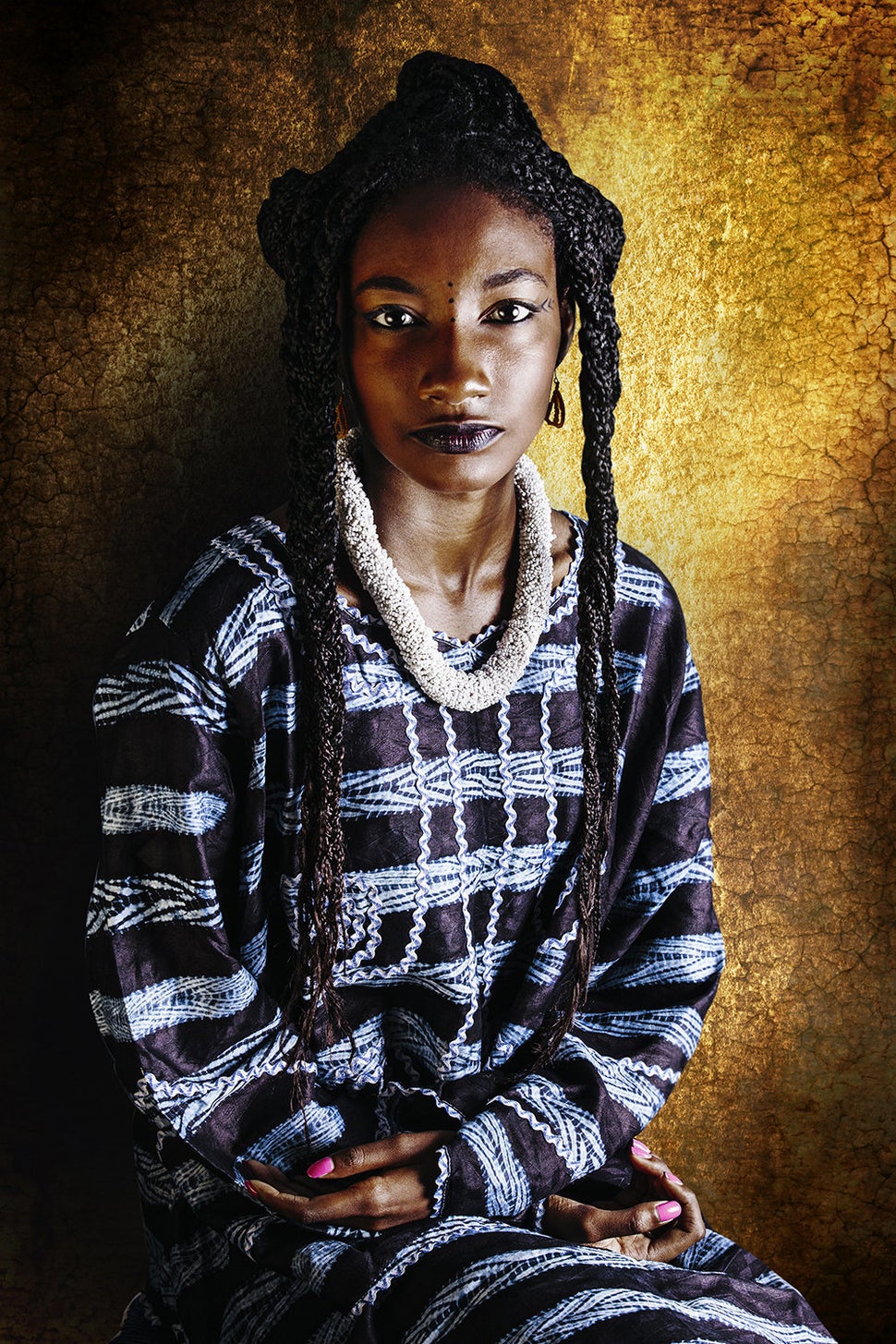 Selena Souadou, 21 ans, est originaire de Guinée. Elle vit essentiellement en Côte d'Ivoire et au Sénégal. Elle étudie les relations internationales