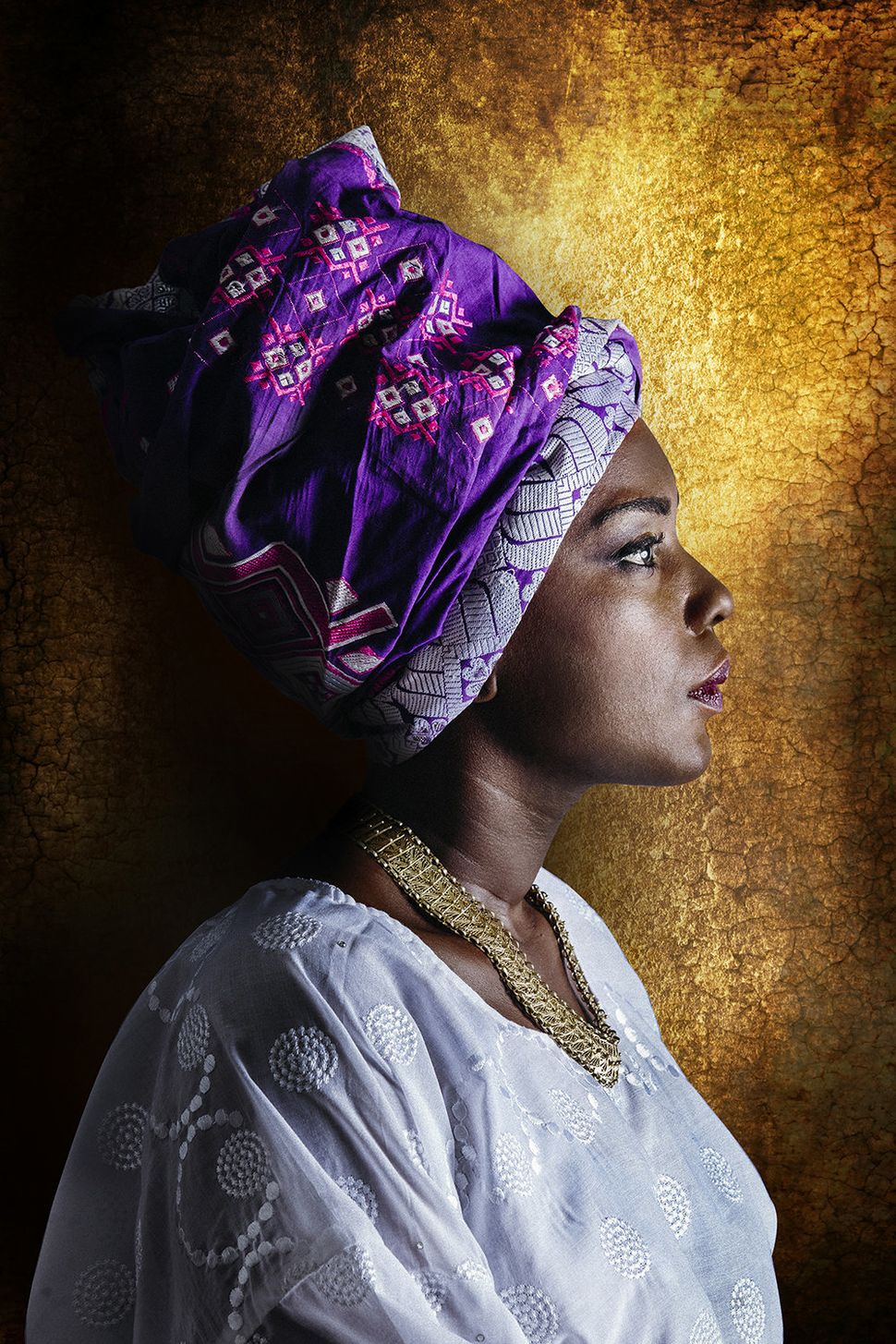 Anifa Amari se dit Ivoirienne-Béninoise.  Elle est Fon de la tribu de son père et Yoruba de celle de sa mère.  Elle vient de