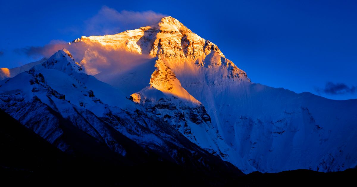 Тибет эверест. Гора Qomolangma. Эверест в лучах солнца. Mountain view. 珠穆朗玛峰夜景 Night view of Mount Everest.