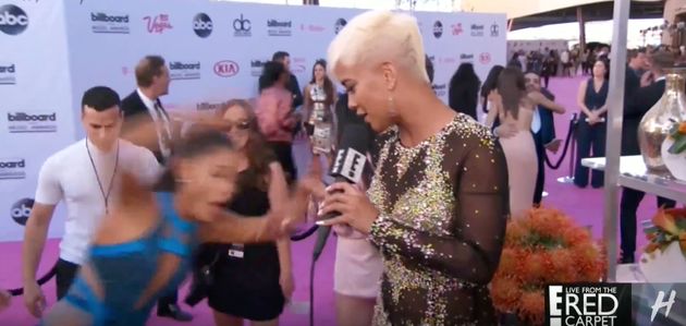 Billboard Music Awards 2016 Ariana Grande Takes A Tumble On The Red Carpet Huffpost Uk