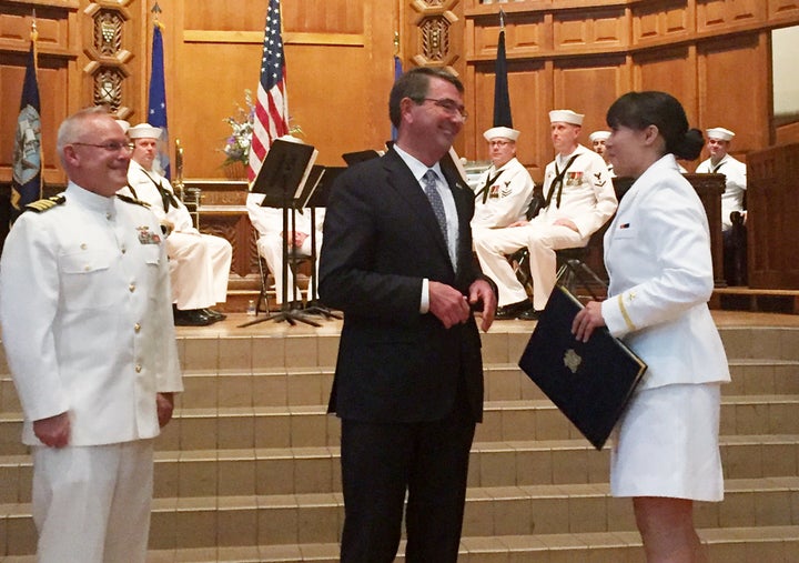 US Defense Secretary Ash Carter (C) speaks with Gabrielle Fong, shortly after her commissioning as a naval officer at Yale Un