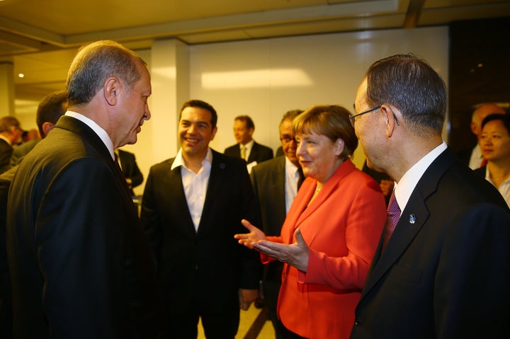 Turkish President Recep Tayyip Erdogan (left) talks with U.N. Secretary General Ban Ki-moon (right), German Chancellor Angela