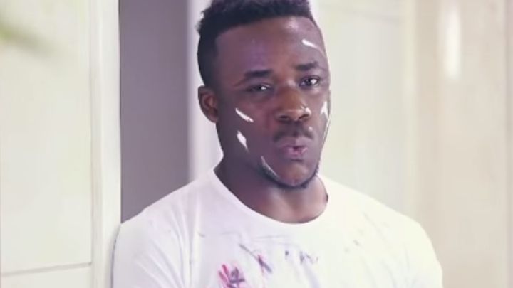 The laundry detergent advert features a paint-splattered black man cat calling a Chinese woman