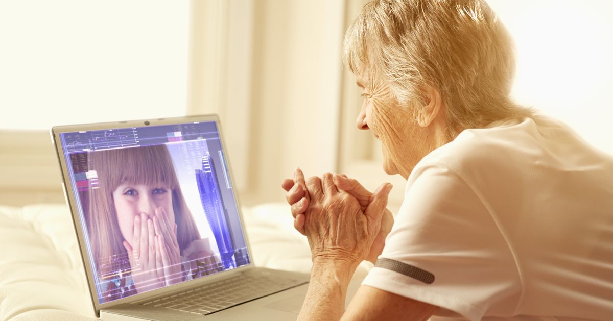 Разговоры с пожилой мамой. Пожилые люди и интернет. Бабушка и интернет. Бабуля за компьютером. Старшие люди в интернете.
