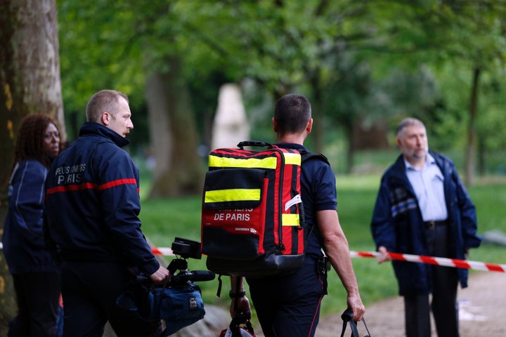 Firefigthers walk at the entrance of the Parc Monceau