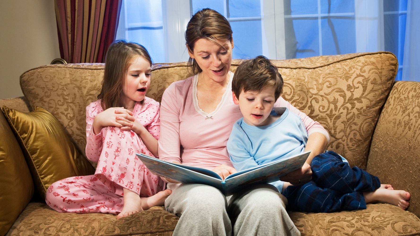 Маму группой читать. Мама читает ребенку. Родители читают детям. Мама читает книгу ребенку. Родители читают книги.