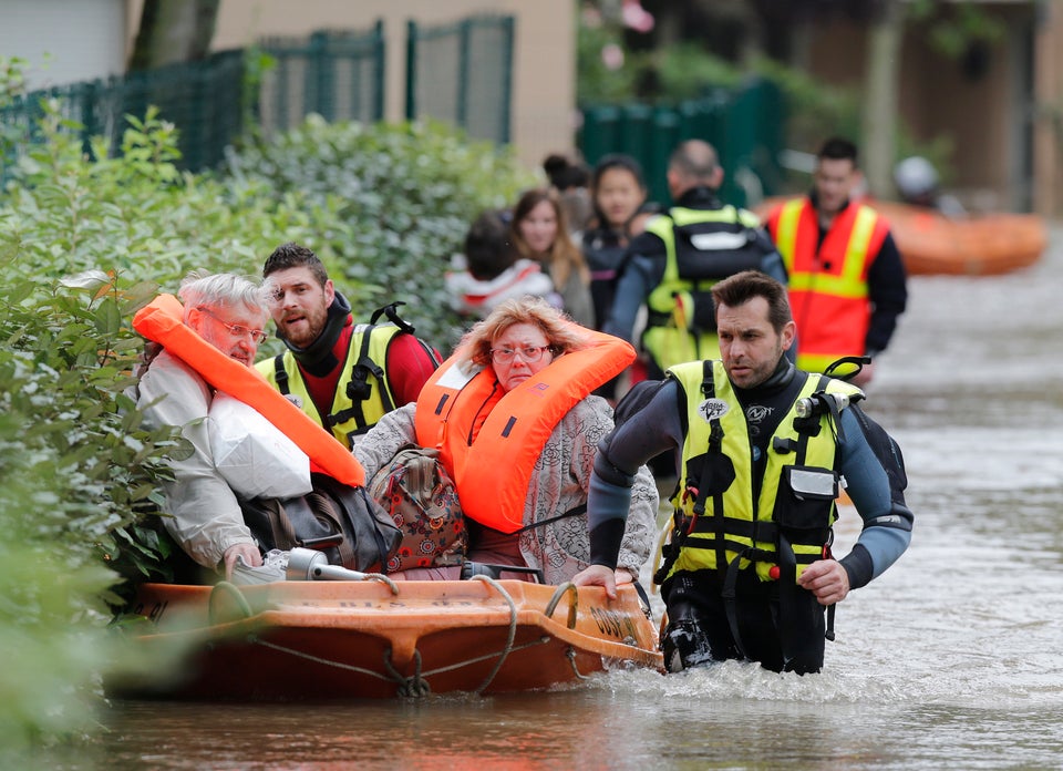 Paris Floods Force Louvre And Musee D'Orsay To Close As Rain Continues ...