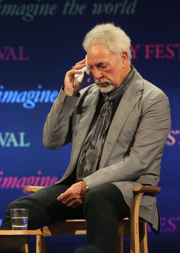 Tom Jones Breaks Down In Tears As He Discusses Death Of His Wife Linda Huffpost Uk