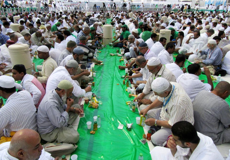 Начало рамадана в саудовской аравии. Ифтар в Мекке. Рамадан в Мекке. Ифтар Мекка Медина. Рамадан в Саудовской Аравии.