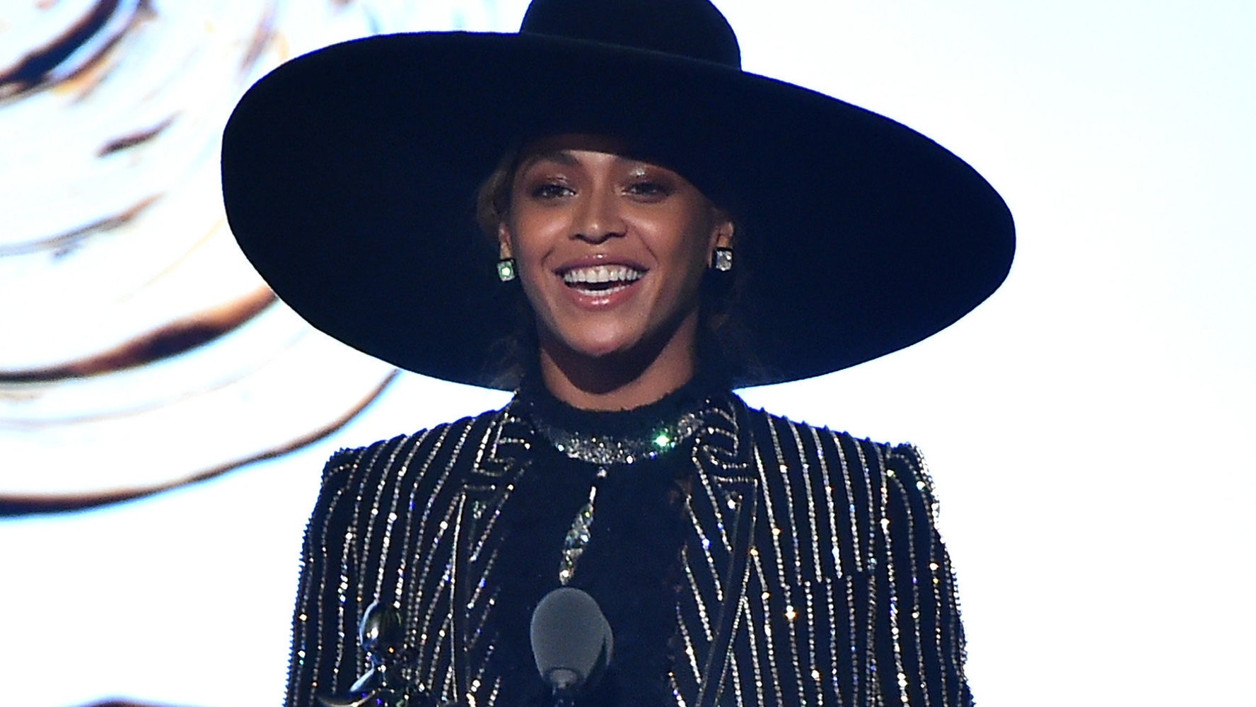 Beyoncé Wins The CFDA Fashion Icon Award In A Suit Michael Jackson