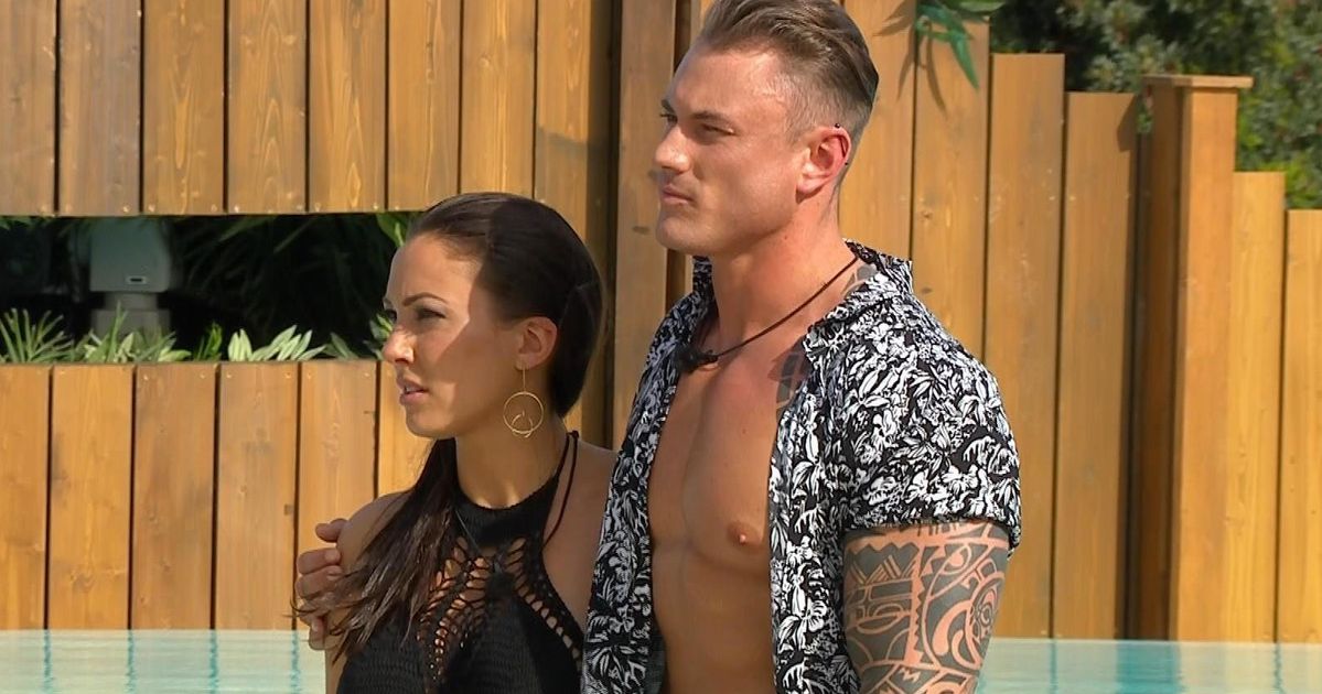 Love Island 2016 Tom And Sophie Share An Intimate Moment In A Rather Unusual Place Huffpost Uk