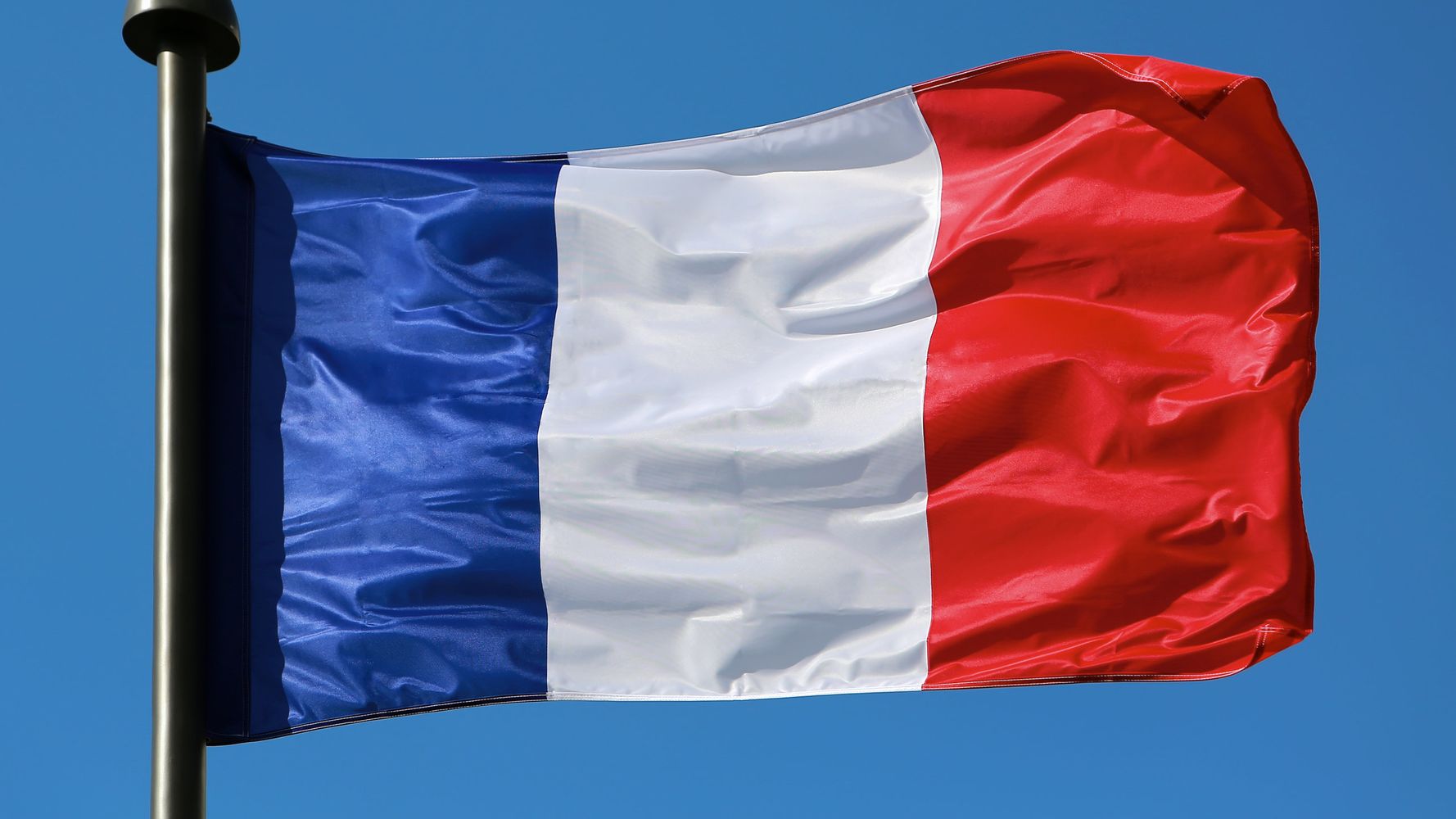 E flag. Флаг Франции. Французский флаг на ветру. Флаг Франции на флагштоке. Флаг Франции на фоне неба.