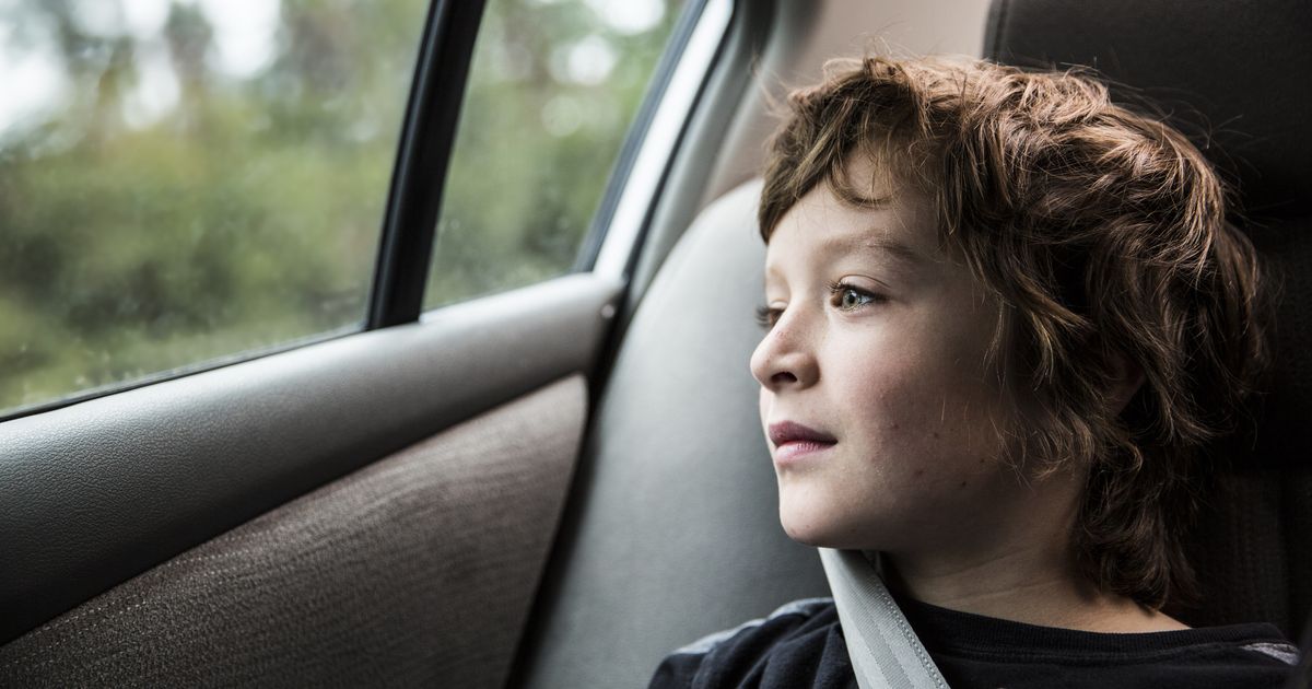 Leave car. It мальчик. Look_out_Kids. Boy looking into car. Kid looking at Mercedes.