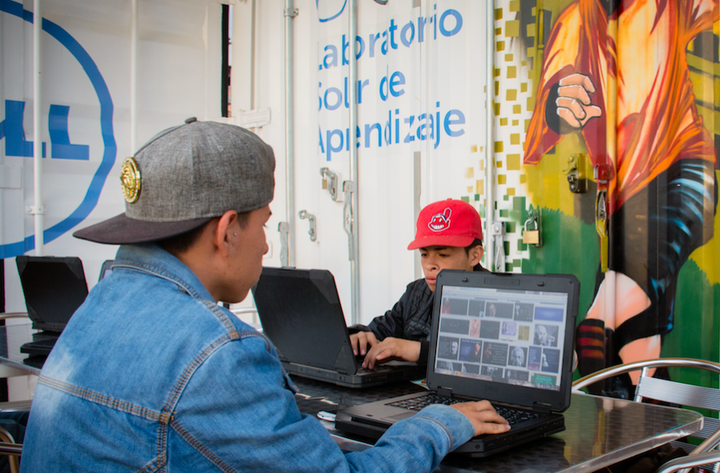 Teens in Cazuca use lap tops on the Lab's outdoor patio.