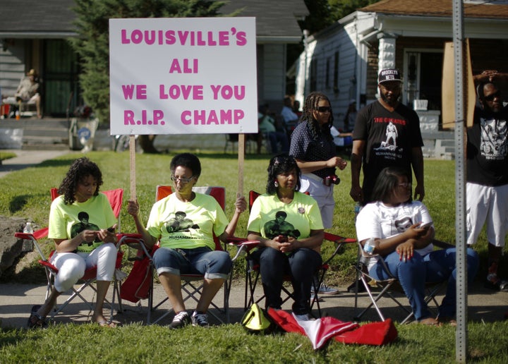 Jackie Hughes (L), Terry Shumake (2nd from L) and Vicki Carter (3rd from L) gather for the funeral procession for three-time heavyweight boxing champion Ali