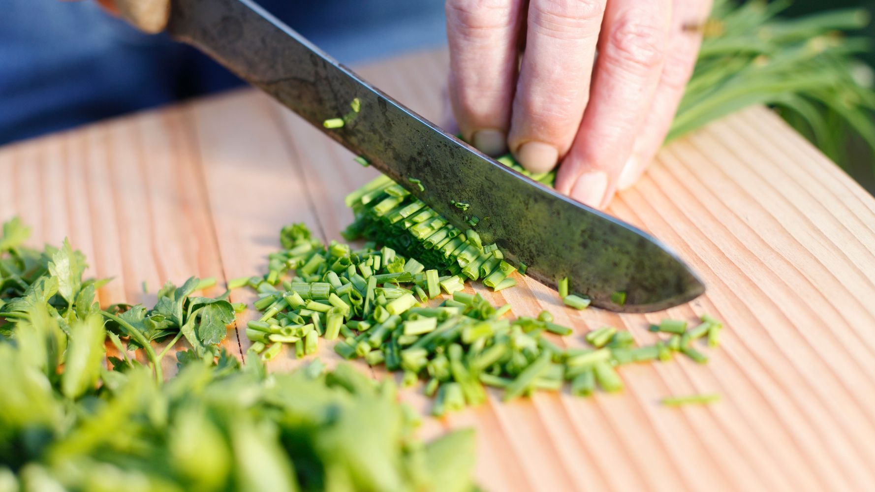 The Difference Between Chives, Scallions, and Green Onions - Escoffier  Online