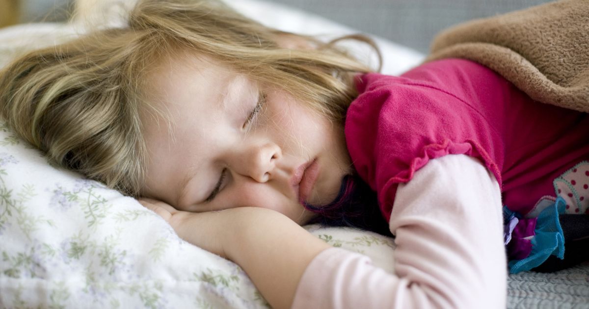 Ласкает спящую дочь. Спящие дети в детском саду. Дети тихий час. Сон час.