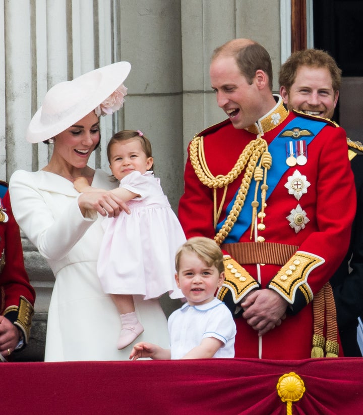 It's not easy to upstage a queen in neon green, but someone's gotta do it -- and that someone is very small.