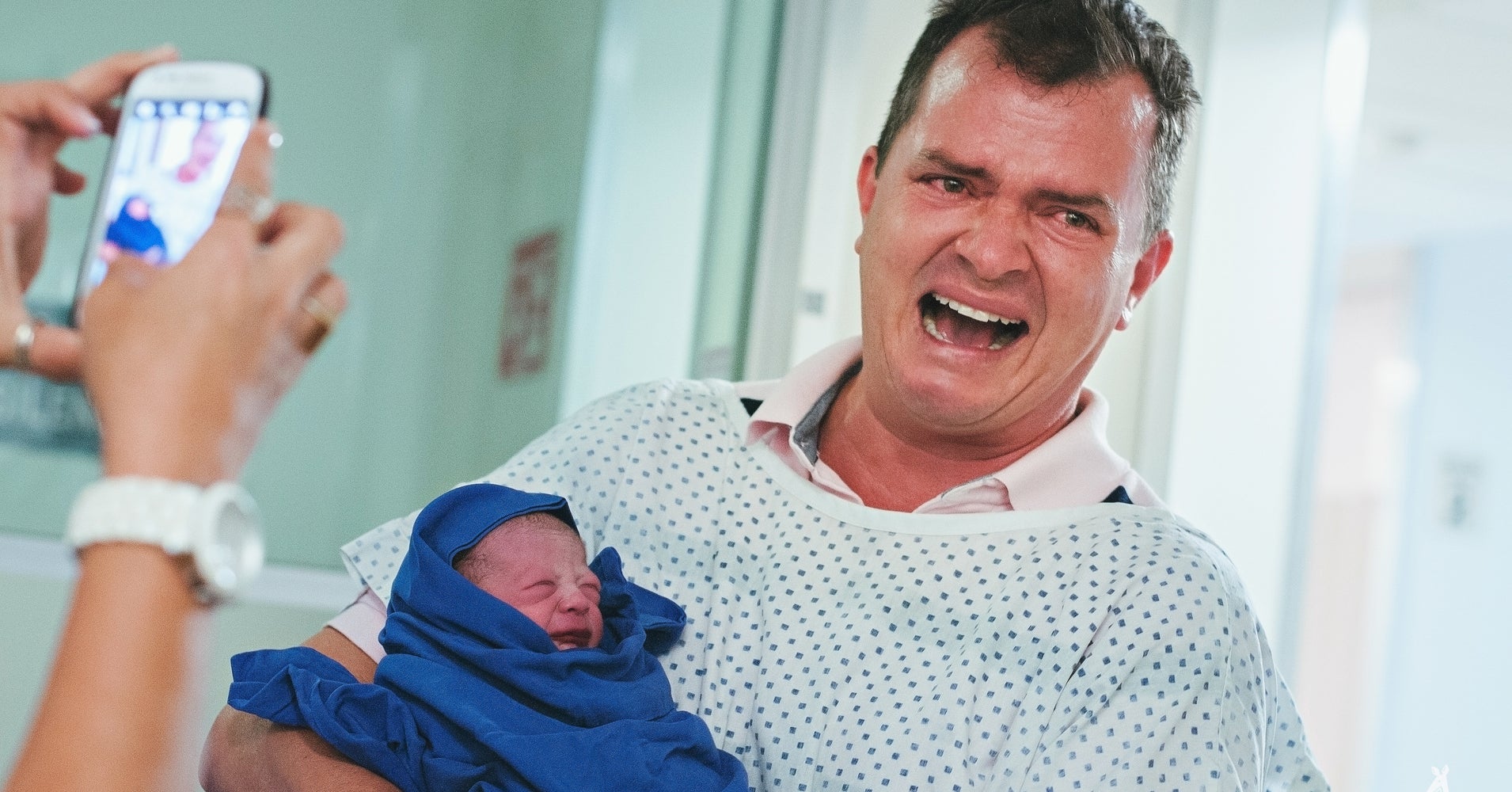 35 Raw Birth Photos Of Dads Welcoming Their Babies Into The World 35 Raw Birth Photos Of Dads Welcoming Their Babies Into The World