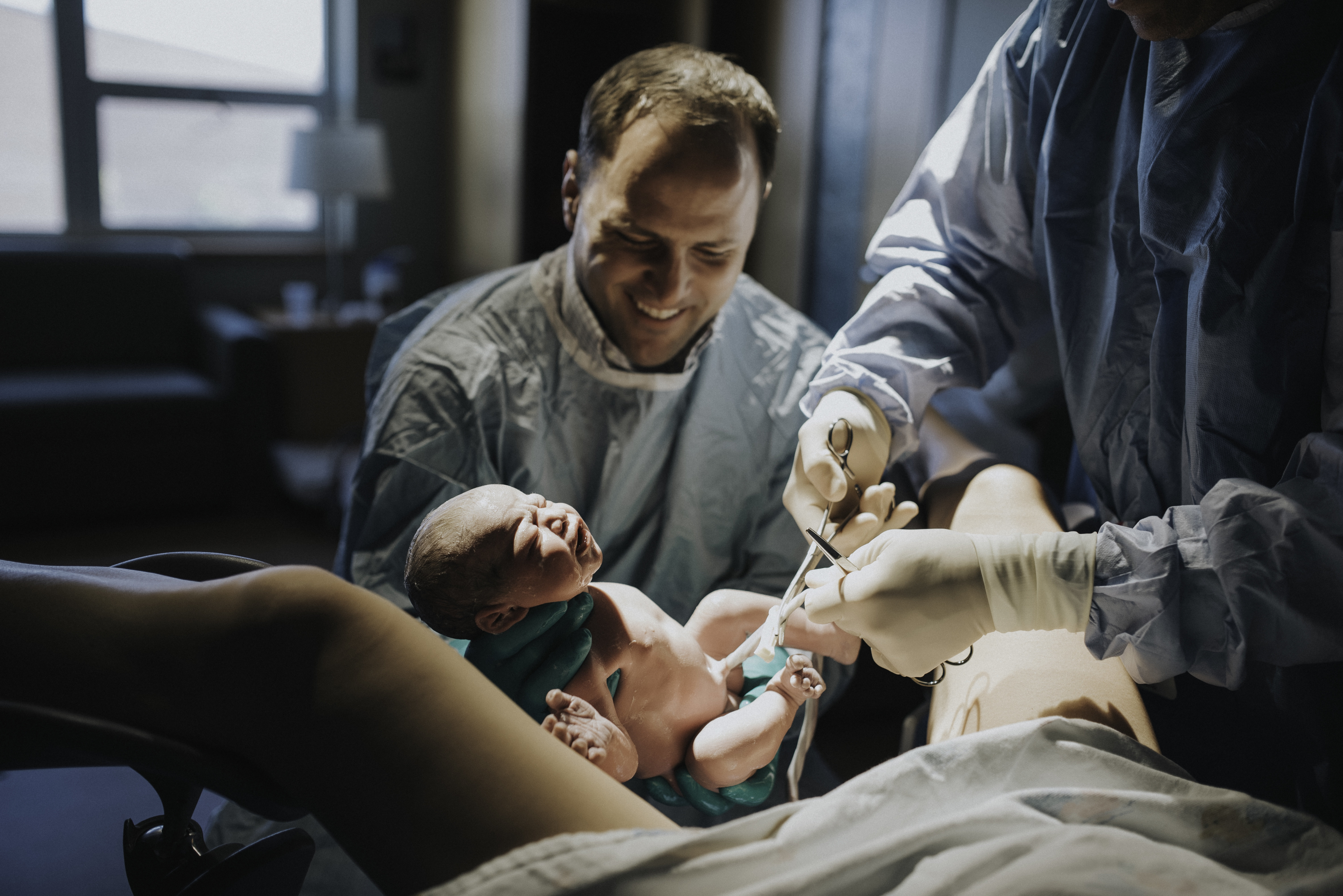 35 Raw Birth Photos Of Dads Welcoming Their Babies Into The World ...