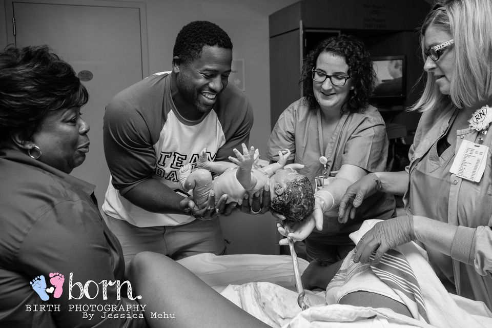 960px x 640px - 35 Raw Birth Photos Of Dads Welcoming Their Babies Into The ...