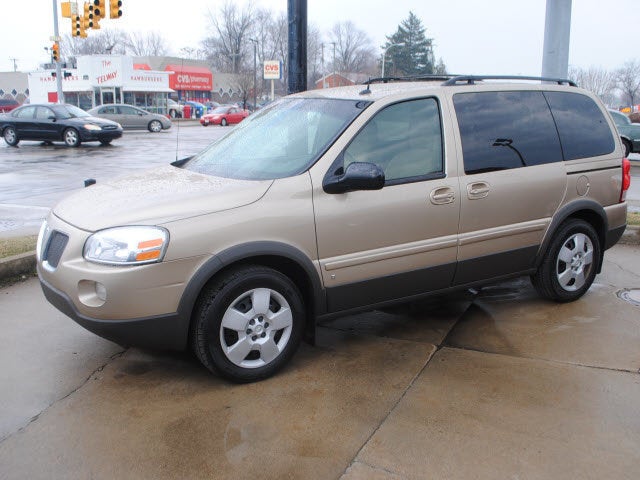 The family may be driving a vehicle similar to this gold 2006 Pontiac Montana. The Idaho plate reads: 2CJN683