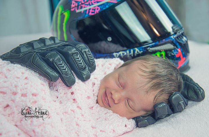 Kathryn Williams honored her baby's late father with an emotional newborn photo shoot. 