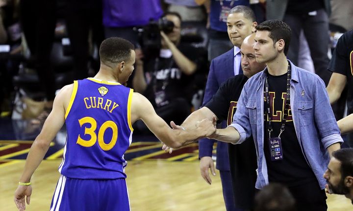 Stephen Curry shakes hands with a fan who was talking mad trash all night. 
