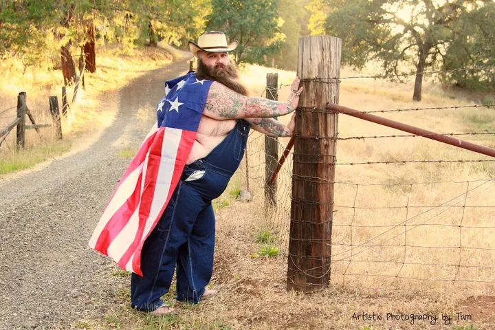 Sexy 'merman dudeoir' photo shoot helps veterans - ABC13 Houston
