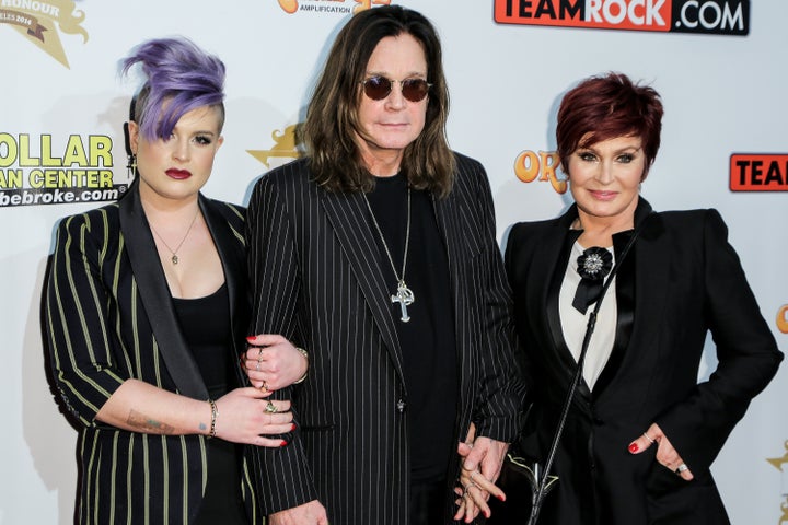 <strong>Kelly Osbourne, with her parents</strong>