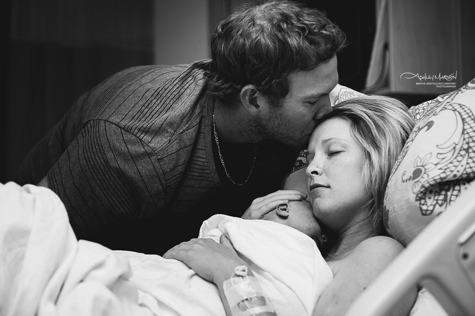 28 Powerful Birth Photos That Capture The Emotional Journey Of Birth