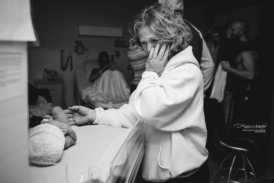 28 Powerful Birth Photos That Capture The Emotional Journey Of Birth