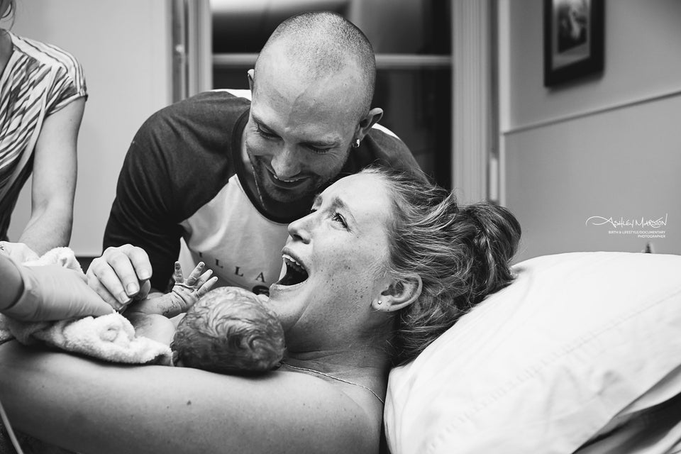 28 Powerful Birth Photos That Capture The Emotional Journey Of Birth