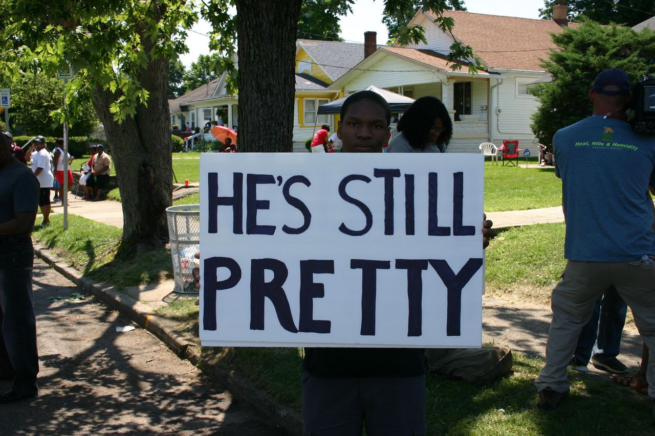 Grand Avenue was filled with tributes to Ali on the day of his funeral, including this one from a local resident that played off of one of his most famous declarations, "I'm pretty!"