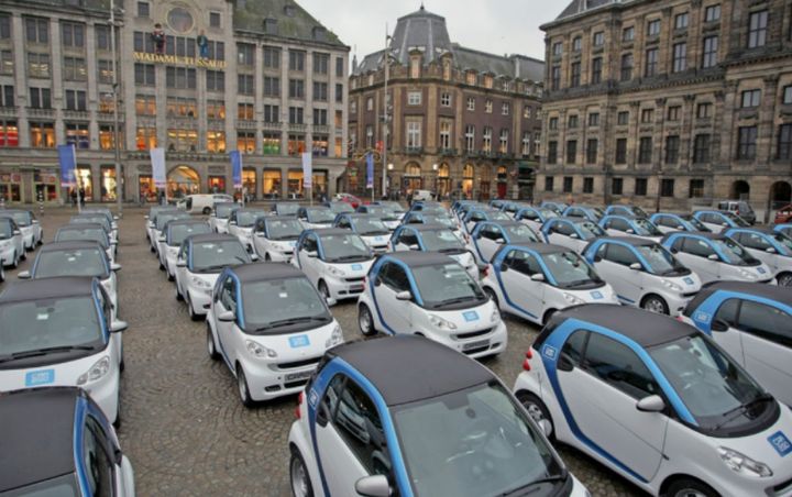 <em>Electric cars fill Dam Square during car2Go's Amsterdam launch in 2011 .</em>