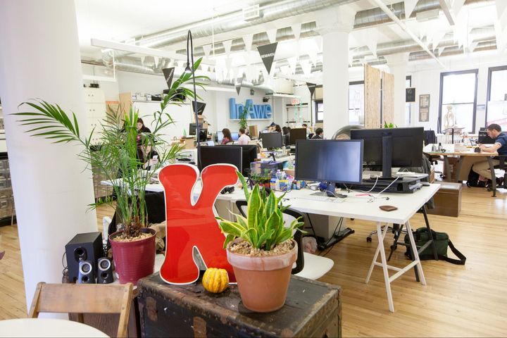 Sit down and work in an inspiring environment. Friendly enough to call your own. (Knotel Flatiron)