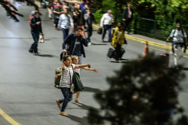 i         /Children run to their relatives after leaving the airport.