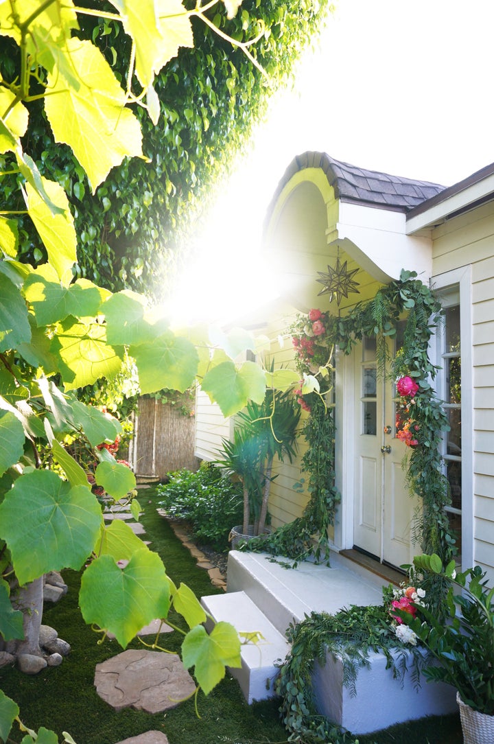 This garland of florals and greenery was created and installed by <a href="http://www.vivavoce-designs.com/" target="_blank">Viva Voce</a>.
