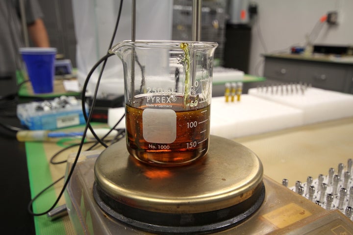 <em>The final product is a clear oil without chlorophyll, with a slightly higher viscosity than honey</em>.