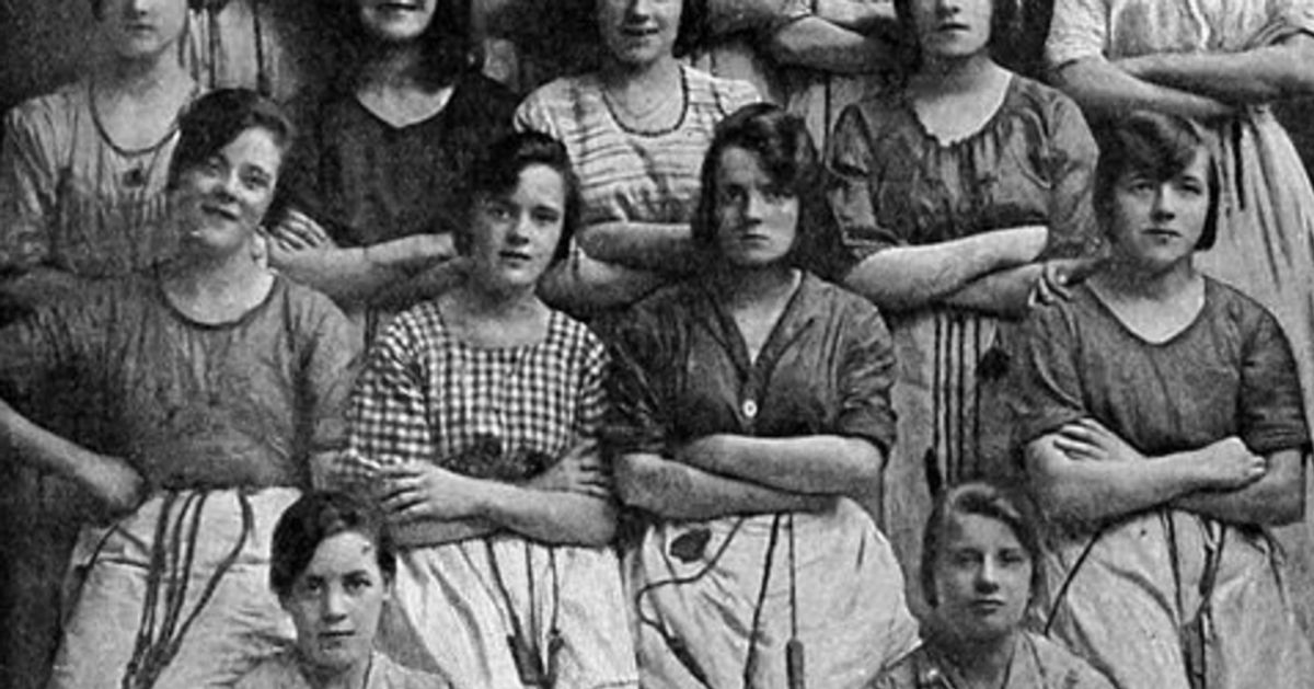 ‘ghost Spotted In Photo Of Victorian Female Factory Workers Huffpost Uk