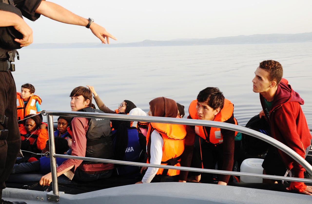 Rodrigues, Pereira and Melo ask the raft's passengers to sit and remain calm until they can confirm they will be carrying out the rescue.