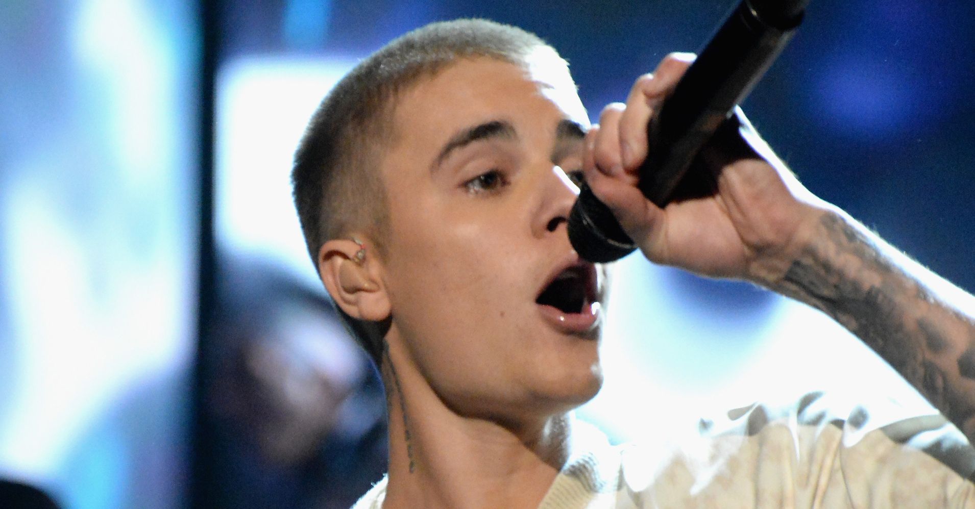 Justin Bieber Performs A Heartfelt Tribute To Orlando Victims | HuffPost