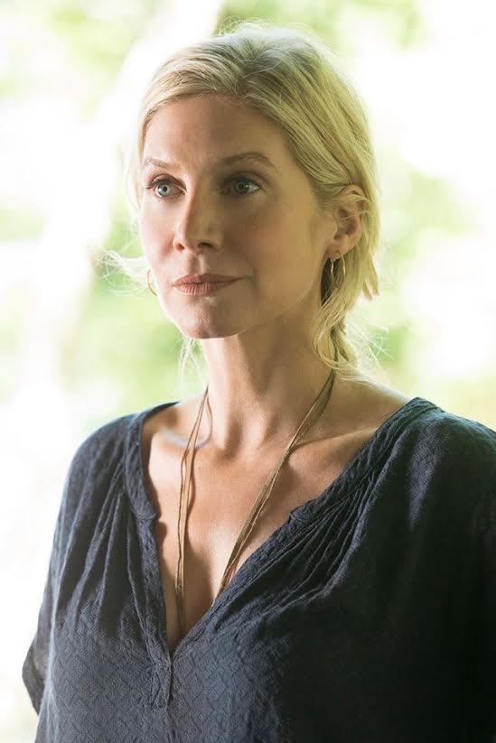 Elizabeth Mitchell Films Et Programmes Tv THE GOLDEN GIRL OF SUMMER! Actress ELIZABETH MITCHELL Steals The Season