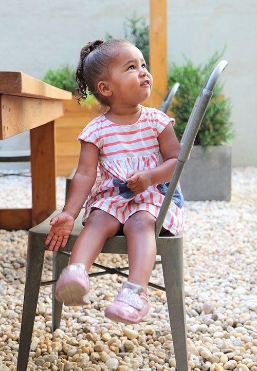 <i>Photo by Nancy A. Ruhling</i><br><strong>Ani looking at Mommy.</strong>