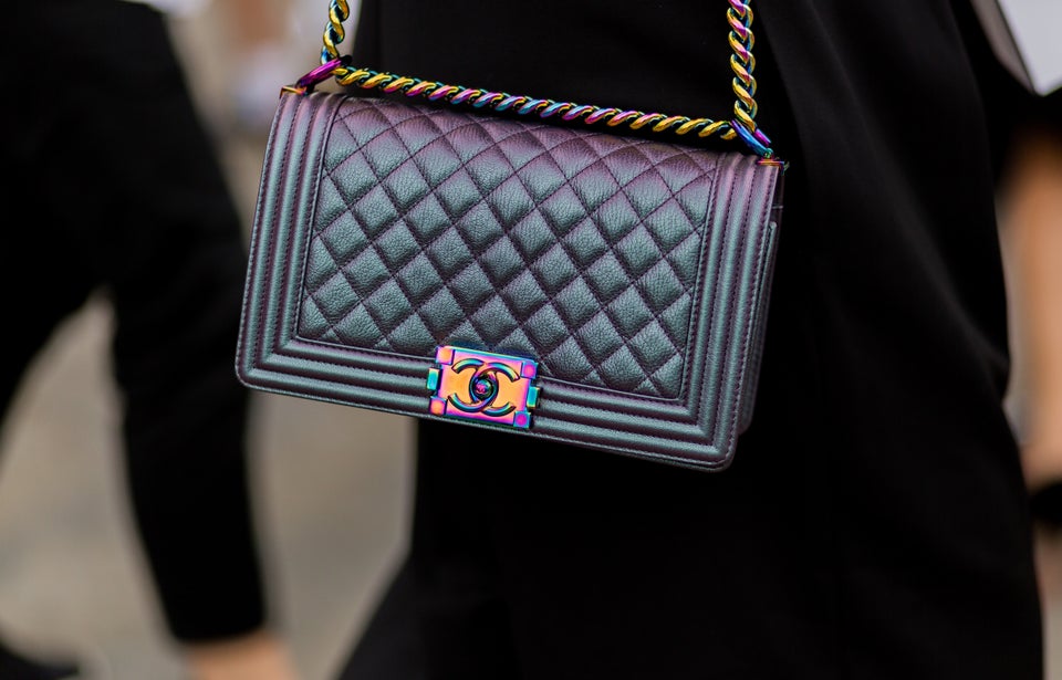 Chanel bag street style hi-res stock photography and images - Alamy