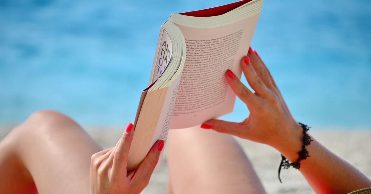 A book to read on holidays. Лето с книгой. Девушка на пляже с книгой. Книга на пляже. Чтение книги на пляже.